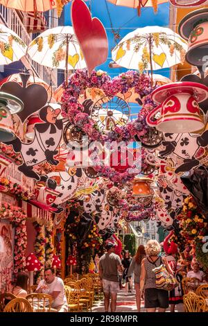 Coloratissimo 'Little Kook' Cafe', un ristorante a tema Disney in Pittaki Street nel quartiere Psyri. Atene. Colori straordinari. Foto Stock