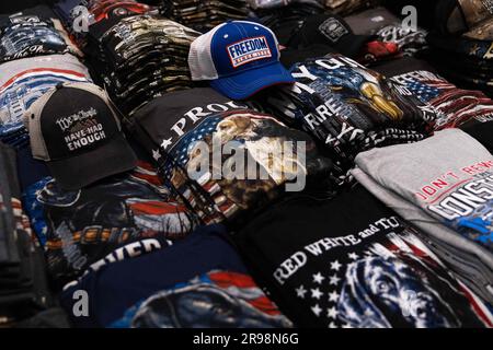 Washington DC, USA. 25 giugno 2023. Cappelli e camicie in vendita alla Faith & Freedom Coalition's Road to Majority Policy Conference al Washington Hilton Hotel di Washington DC venerdì 23 giugno 2023 crediti: Julia Nikhinson/CNP Credit: Abaca Press/Alamy Live News Foto Stock