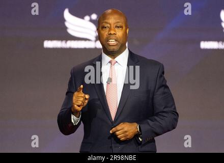 Washington, Stati Uniti. 25 giugno 2023. Il senatore degli Stati Uniti Tim Scott (repubblicano della Carolina del Sud), candidato per la nomina repubblicana del 2024 a presidente degli Stati Uniti, fa osservazioni alla Conferenza Road to Majority Policy della Faith and Freedom Coalition del 2023 presso il Washington Hilton Hotel di Washington, DC, USA, venerdì 23 giugno, 2023. Foto di Ron Sachs/CNP/ABACAPRESS.COM credito: Abaca Press/Alamy Live News Foto Stock