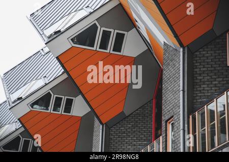 Cube Houses, Kubuswoningen in olandese, è un innovativo set di appartamenti residenziali a Rotterdam, NL Foto Stock