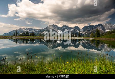 Perfetto riflesso della montagna "Der Wilde Kaiser" nel lago "Astbergsee" a Ellmau in Austria Foto Stock