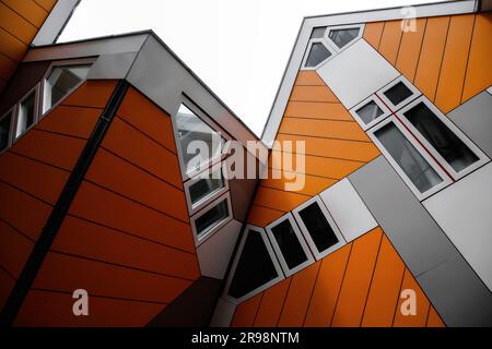 Cube Houses è un innovativo set di appartamenti residenziali a Rotterdam, NL Foto Stock