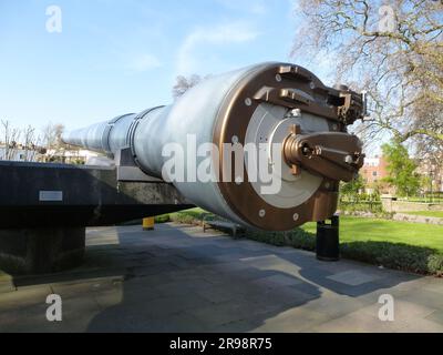 Cannone navale da 15 pollici dalla HMS Roberts Foto Stock