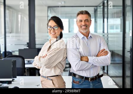 Uomo d'affari professionale felice e diversificato e donna d'affari in ufficio, ritratto. Foto Stock