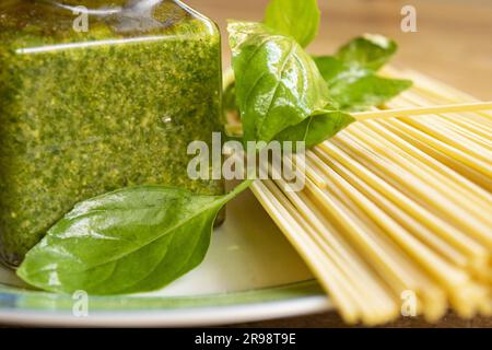 spaghetti con pesto al basilico fatti in casa e conservati in un vaso di vetro Foto Stock