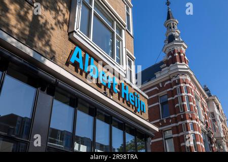 L'Aia, Paesi Bassi - 8 ottobre 2021: Logo di Albert Heijn in una filiale di Rotterdam. Albert Heijn è la più grande catena di supermercati del Neth Foto Stock
