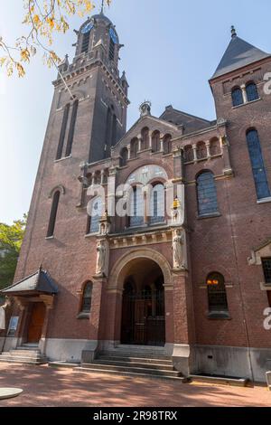 Rotterdam, Paesi Bassi - 8 ottobre 2021: La chiesa di Arminio o Remonstrant a Rotterdam. Costruito tra il 1895 e il 1897. Edificio monumentale, neo-r Foto Stock