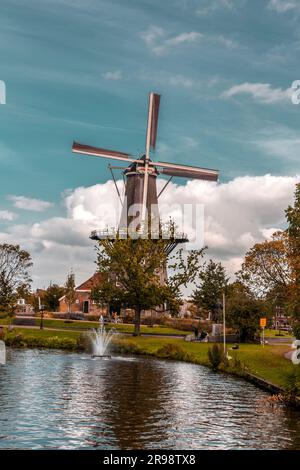 Leida, Paesi Bassi - 7 ottobre 2021: Molen De Valk o De Valk Molenmuseum è un mulino a torre e museo a Leida, Paesi Bassi. Foto Stock
