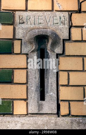 Tradizionale casella postale olandese integrata su pareti o porte, disponibile a Rotterdam, Paesi Bassi. Foto Stock