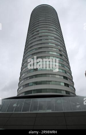 Rotterdam, NL - 8 ottobre 2021: Il World Port Centre è un grattacielo di 33 piani e 123,1 m situato a Wilheminaplein Rotterdam, Paesi Bassi. Foto Stock