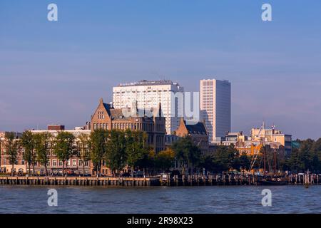 Rotterdam, Paesi Bassi - 8 ottobre 2021: L'hotel New York è un hotel a Rotterdam, Paesi Bassi, con sede nell'ex edificio per uffici dell'Holl Foto Stock