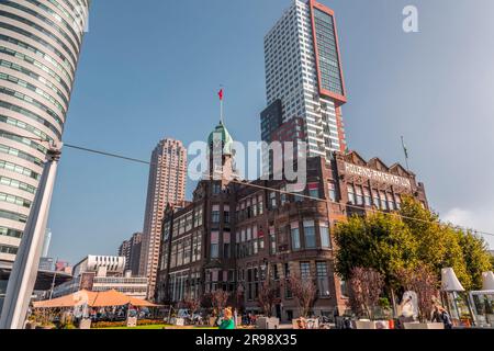 Rotterdam, Paesi Bassi - 8 ottobre 2021: L'hotel New York è un hotel a Rotterdam, Paesi Bassi, con sede nell'ex edificio per uffici dell'Holl Foto Stock