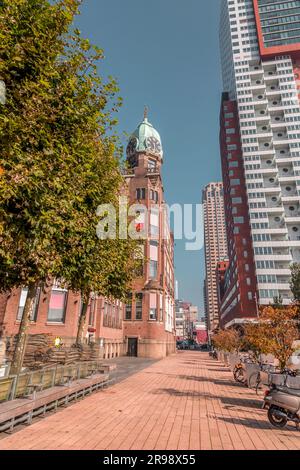 Rotterdam, Paesi Bassi - 8 ottobre 2021: L'hotel New York è un hotel a Rotterdam, Paesi Bassi, con sede nell'ex edificio per uffici dell'Holl Foto Stock