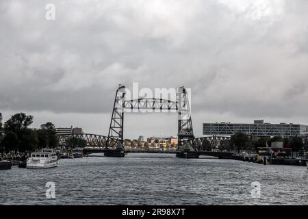Rotterdam, NL- 6 ottobre 2021: De Hef, ufficialmente Koningshaven Bridge, è un ponte a sollevamento verticale sul canale di Koningshaven, Kings Harbor nel porto Foto Stock