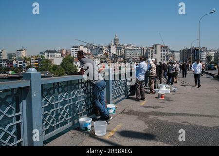 Istanbul, Turchia - 17 maggio 2022. Pescatori sulla famosa strada per la pesca Ponte Galata nel cuore di Istanbul, Turchia Foto Stock