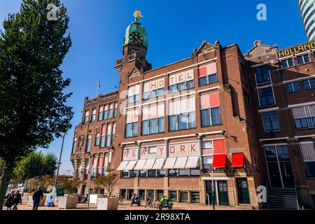 Rotterdam, Paesi Bassi - 8 ottobre 2021: L'hotel New York è un hotel a Rotterdam, Paesi Bassi, con sede nell'ex edificio per uffici dell'Holl Foto Stock