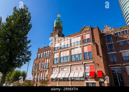 Rotterdam, Paesi Bassi - 8 ottobre 2021: L'hotel New York è un hotel a Rotterdam, Paesi Bassi, con sede nell'ex edificio per uffici dell'Holl Foto Stock