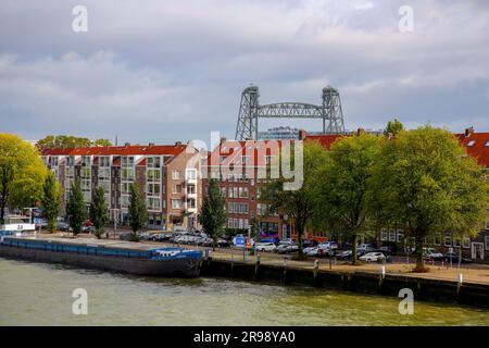 Rotterdam, NL- 6 ottobre 2021: De Hef, ufficialmente Koningshaven Bridge, è un ponte a sollevamento verticale sul canale di Koningshaven, Kings Harbor nel porto Foto Stock