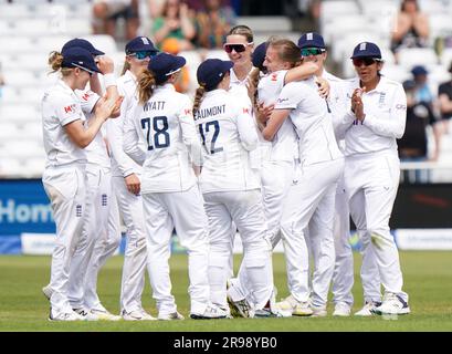 L'inglese Lauren Filer (la terza a destra celebra il wicket dell'australiana Tahlia McGrath durante il quarto giorno della prima partita di test Women's Ashes a Trent Bridge, Nottingham. Data foto: Domenica 25 giugno 2023. Foto Stock