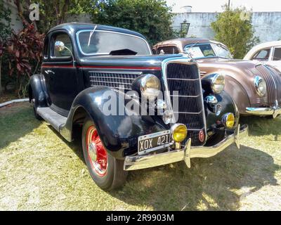 Un vecchio nero antico 1935 Ford V8 coupé cinque finestra modello 48 in un parco. CADEAA 2023 mostra auto classica. Giorno di sole Foto Stock