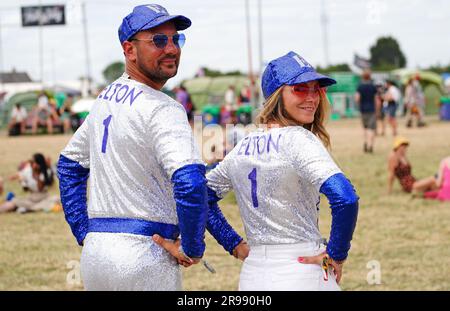Fan di Elton John al Glastonbury Festival presso la Worthy Farm nel Somerset. Data foto: Domenica 25 giugno 2023. Foto Stock