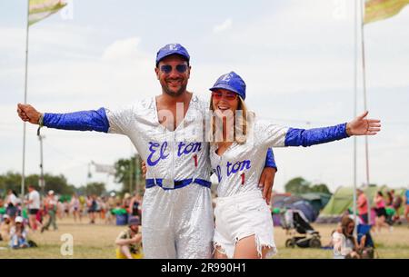 Fan di Elton John al Glastonbury Festival presso la Worthy Farm nel Somerset. Data foto: Domenica 25 giugno 2023. Foto Stock