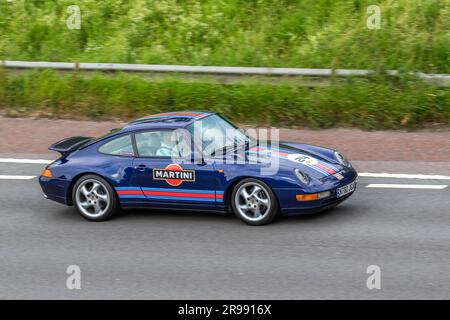 Auto No.24 anni '1995 90 Blue Martini Porsche 911 Carrera, Coupé 3600 cc, che viaggia a velocità sostenuta sull'autostrada M6 a Greater Manchester, Regno Unito Foto Stock