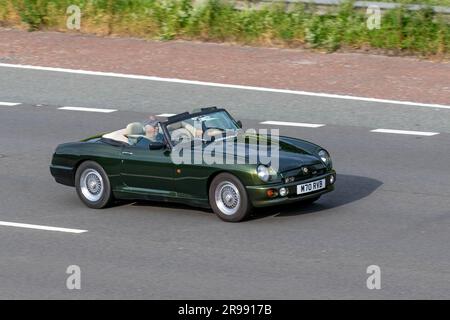 Anni '1994 90 MG verde RV8, V8Car Roadster benzina 4000 cc auto sportiva britannica che viaggia a velocità sostenuta sull'autostrada M6 a Greater Manchester, Regno Unito Foto Stock