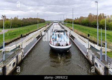 Nave da carico generale interna nei Prinses Margrietsluis a Lemmer, Paesi Bassi Foto Stock