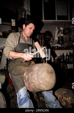 Italia Sardegna Isili - il Maestro del rame Luigi Pitzalis Foto Stock