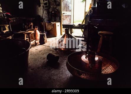 Italia Sardegna Isili - il Maestro del rame Luigi Pitzalis - laboratorio Foto Stock