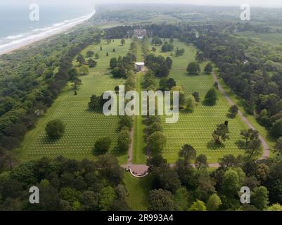 Foto aerea del drone americano WW2 cimitero in Normandia. Foto Stock