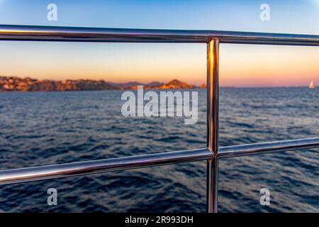 Splendido tramonto della città di Cape Saint Luke da una barca nel Golfo della California che separa il Mare di Cortez dall'Oceano Pacifico a Baja Foto Stock