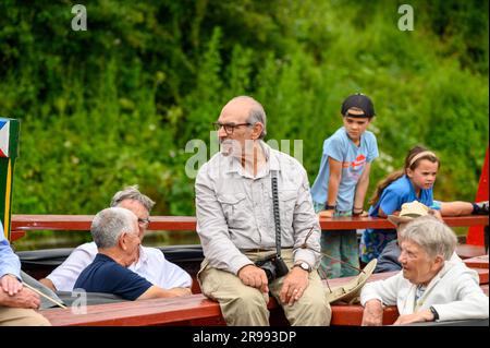 Braunston, Regno Unito. 24 giugno 2023. Sir David Suchet CBE, sostenitore a lungo termine dei corsi d'acqua, partecipa alla cerimonia di apertura dell'annuale rally Braunston Historic narrowboat Rally. © Phil Pickin/ Alamy Live News Foto Stock