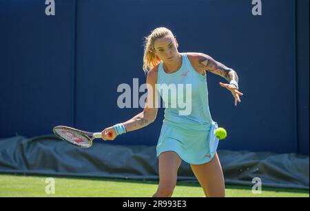 Tereza Martincova (CZE) gioca il suo primo turno di qualificazione il primo giorno del Rothesay International, Eastbourne 24 giugno 2023. Foto Stock