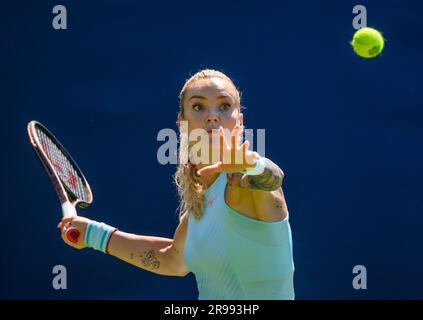 Tereza Martincova (CZE) gioca il suo primo turno di qualificazione il primo giorno del Rothesay International, Eastbourne 24 giugno 2023. Foto Stock