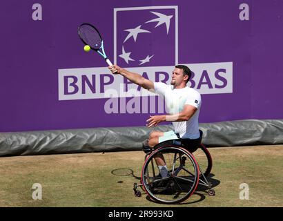 Joachim Gerard in azione contro Alfie Hewitt nella finale di singolare maschile su sedia a rotelle il settimo giorno del Campionato Cinch 2023 al Queen's Club di Londra. Data foto: Sabato 25 giugno 2023. Foto Stock