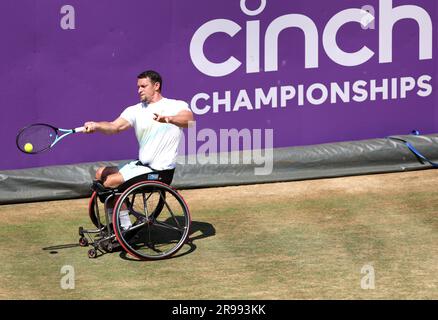 Joachim Gerard in azione contro Alfie Hewitt nella finale di singolare maschile su sedia a rotelle il settimo giorno del Campionato Cinch 2023 al Queen's Club di Londra. Data foto: Sabato 25 giugno 2023. Foto Stock