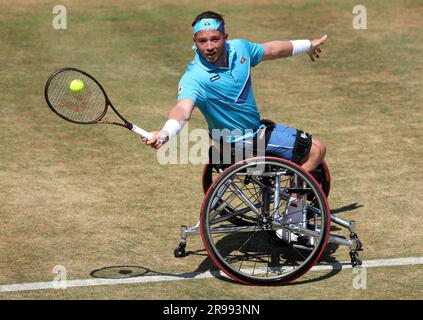 Alfie Hewitt in azione contro Joachim Gerard nella finale di singolare maschile su sedia a rotelle il settimo giorno del Campionato Cinch 2023 al Queen's Club di Londra. Data foto: Sabato 25 giugno 2023. Foto Stock