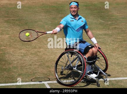 Alfie Hewitt in azione contro Joachim Gerard nella finale di singolare maschile su sedia a rotelle il settimo giorno del Campionato Cinch 2023 al Queen's Club di Londra. Data foto: Sabato 25 giugno 2023. Foto Stock