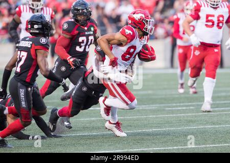 Ottawa, Canada. 15 giugno 2023. Il wide receiver dei Calgary Stampeders Reggie Begelton (84) run placcato dal linebacker degli Ottawa Redblacks Frankie Griffin (28) durante la partita CFL tra Calgary Stampeders e Ottawa Redblacks tenutasi al TD Place Stadium di Ottawa, Canada. Daniel Lea/CSM/Alamy Live News Foto Stock