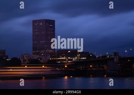 US Bancorp Tower (1983) e Willamette River al crepuscolo serale, Portland, Oregon, USA. Foto Stock