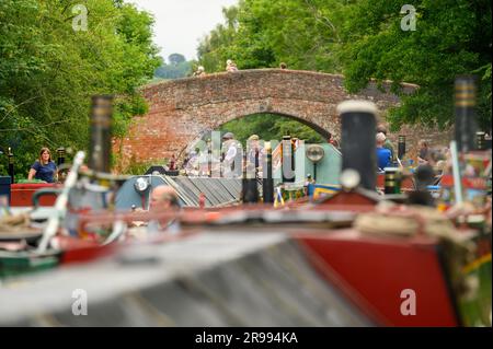 Partecipanti all'annuale rally storico di narrowboat a Braunston, Northamptonshire Foto Stock