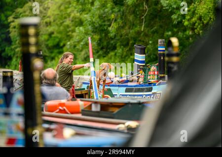 Partecipanti all'annuale rally storico di narrowboat a Braunston, Northamptonshire Foto Stock