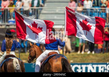 La bandiera canadese è sfilata all'inizio della FEI Nations Cup al Thunderbird Show Park di Langley, British Columbia, Canada, il 4 giugno 2023. Foto Stock