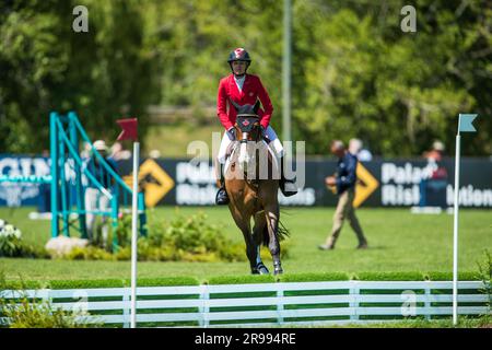 Tiffany Foster, del Team Canada, partecipa alla FEI Nations Cup al Thunderbird Show Park di Langley, British Columbia, Canada il 4 giugno 2023. Foto Stock