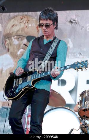 Pilton, Regno Unito. 24 giugno 2023. Il chitarrista Johnny Marr, ex membro degli Smiths, si esibisce dal vivo sul palco con la rock band inglese-americana The Pretenders al Glastonbury Festival of the Performing Arts Credito: SOPA Images Limited/Alamy Live News Foto Stock