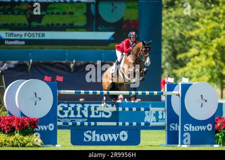 Tiffany Foster del Canada partecipa alla FEI Nations Cup a Langley, il 4 giugno 2023. Foto Stock