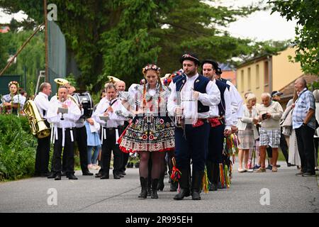 Brno - Bystrc, Repubblica Ceca, 24 giugno 2023. Festeggiamenti tradizionali della festa della festa nella Repubblica Ceca. Festival gastronomico. Ragazze Foto Stock