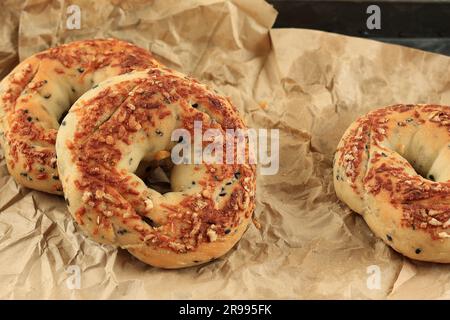 Pane fresco fatto in casa con semi di sesamo nero Foto Stock